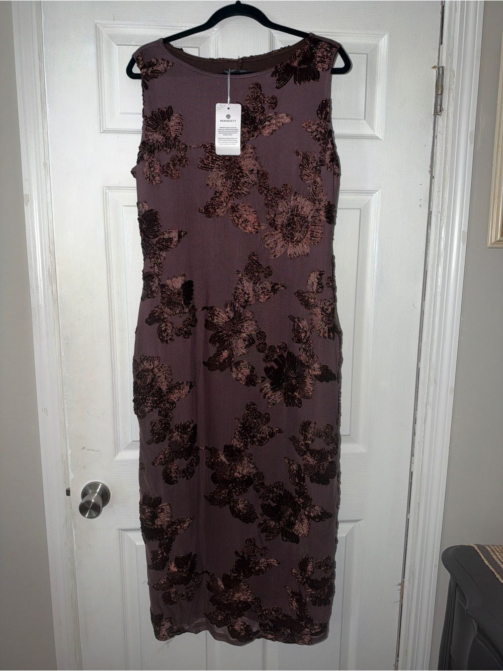 Sleeveless Floral Appliqué Bodycon Dress in Brown